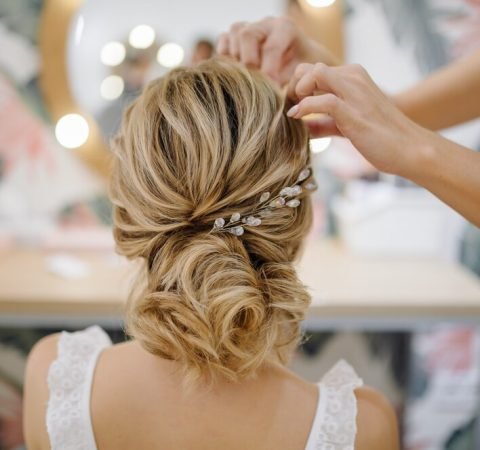mujer-peluqueria-tejiendo-trenzas-peinado-boda_1328-2878